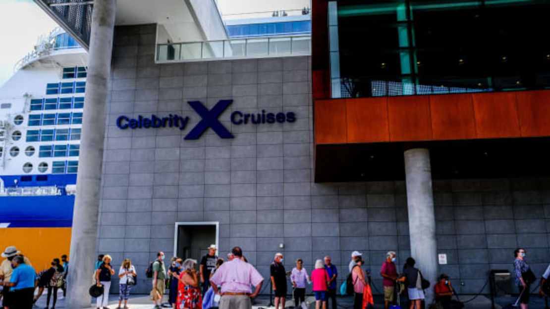 Los pasajeros esperan en la fila para abordar el Celebrity Edge el 26 de junio de 2021.Maria Alejandra Cardona / AFP / Getty Imágenes