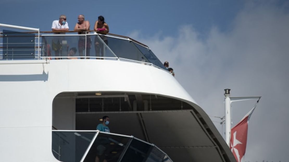 Pasajeros a bordo del MSC Grandiosa en Barcelona el 26 de junio de 2021. JOSEP LAGO / AFP vía Getty Images