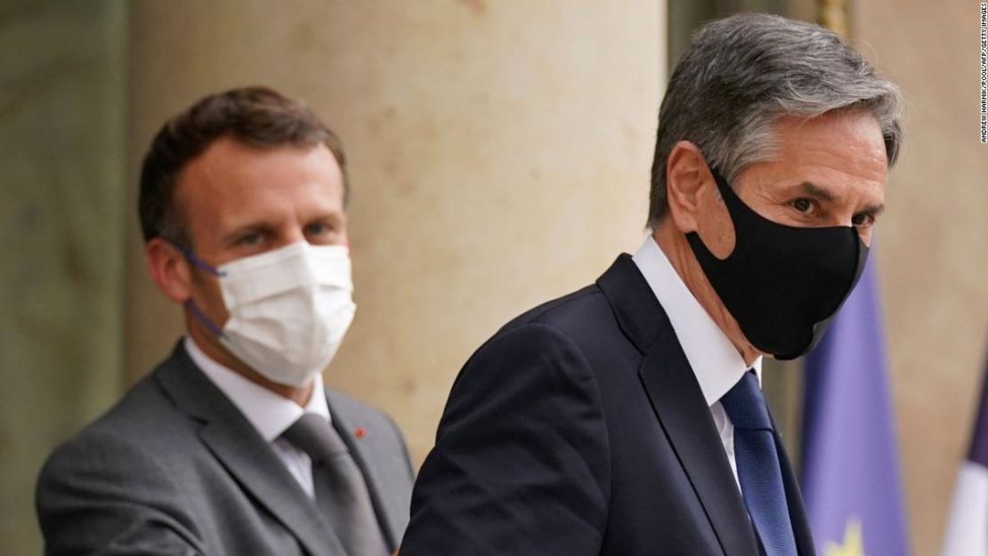 El secretario de Estado de EE.UU., Antony Blinken, junto al presidente de Francia, Emmanuel Macron, durante una reunión el 25 de junio, en París.