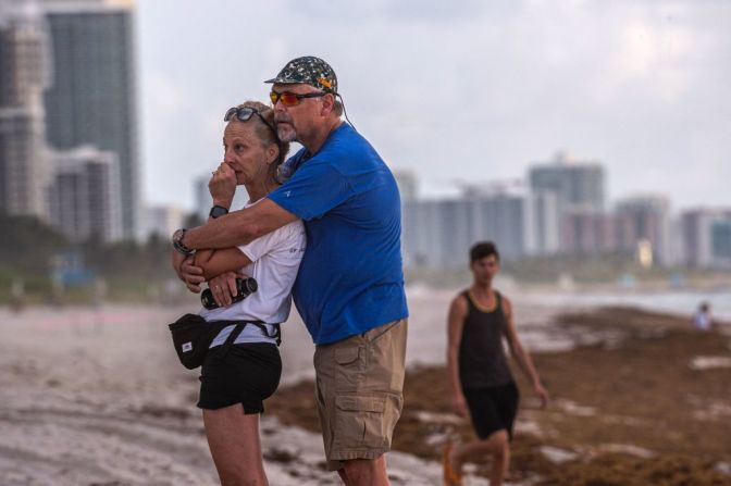 Vecinos rinden tributo a las víctimas del derrumbe en el área del edificio Champlain Towers en Surfside, Florida.