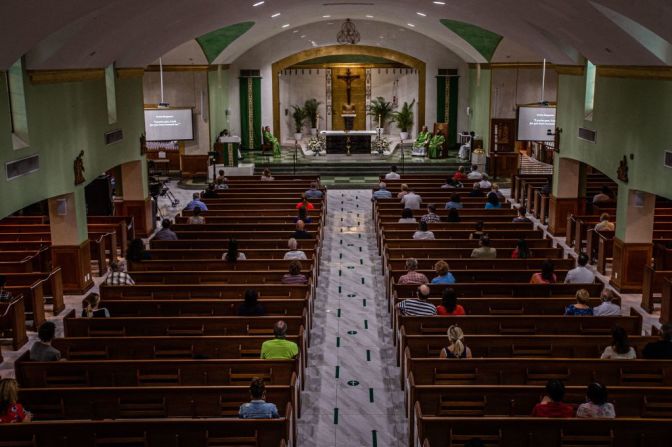 Los miembros de la iglesia oran por sus vecinos durante una misa en la Iglesia Católica Saint Joseph el 27 de junio de 2021 en Surfside, Florida.