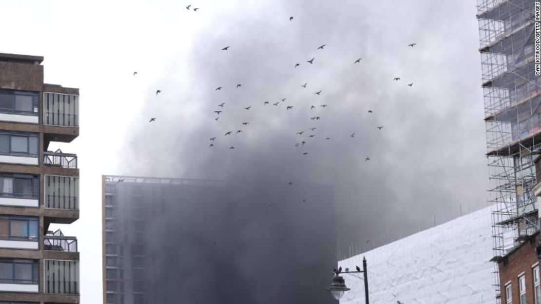 El humo se extiende en el lugar de los hechos el lunes por la tarde.