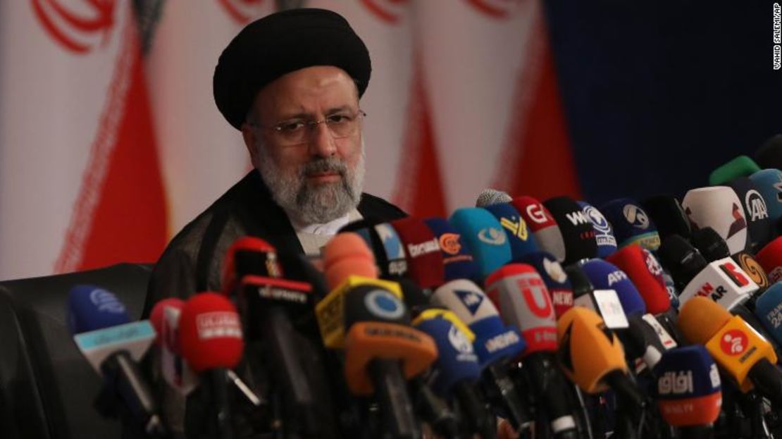 El nuevo presidente electo de Irán, Ebrahim Raisi, habla durante una conferencia de prensa en Teherán, Irán, el lunes 21 de junio de 2021.