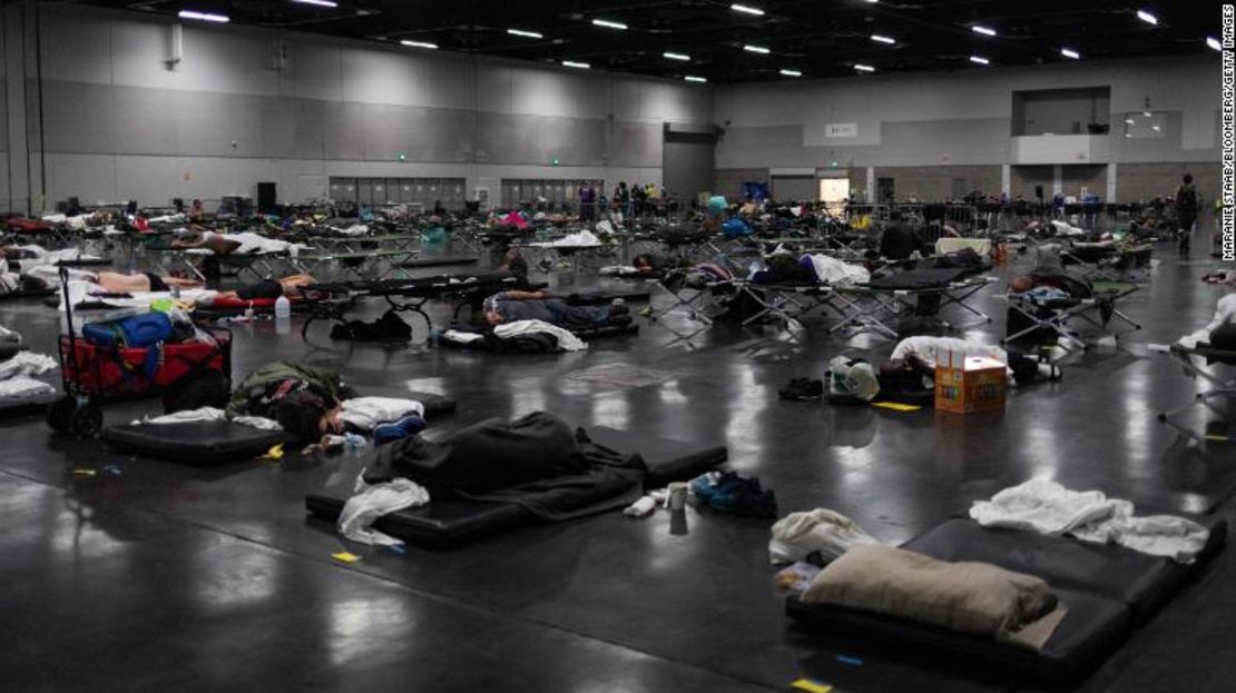 Gente se refugia en un centro de refrigeración en Portland, el lunes.