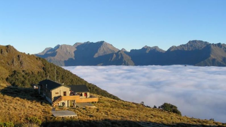 Luxmore, Nueva Zelandia: Con literas para hasta 54 excursionistas, este refugio con fantásticas vistas sobre las montañas Kepler y el lago Te Anau es un punto culminante del Parque Nacional Fiordland. Departamento de Conservación, NZ