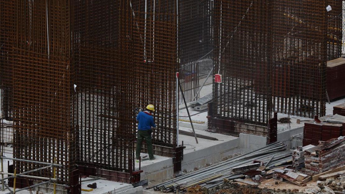 Un trabajador migrante trabaja en un sitio de construcción el 29 de mayo de 2021 en Singapur.