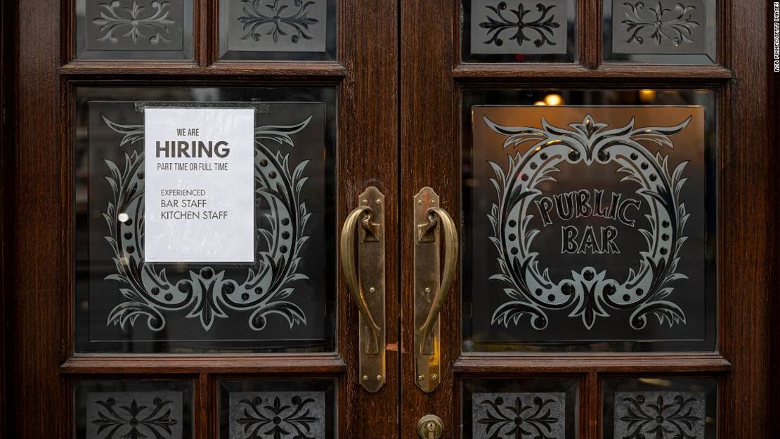 Un cartel de contratación se ve en la ventana de un pub en Westminster el 4 de junio de 2021 en Londres, Inglaterra. La demanda de trabajadores en el sector de la hospitalidad ha aumentado significativamente después de la flexibilización de las restricciones al coronavirus, pero muchas empresas están luchando por encontrar personal.