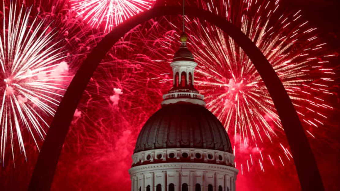 Los fuegos artificiales iluminan el cielo nocturno sobre el Gateway Arch y el Old Courthouse como parte de la celebración del Día de la Independencia en 2019.Créditos: Jeff Roberson/AP