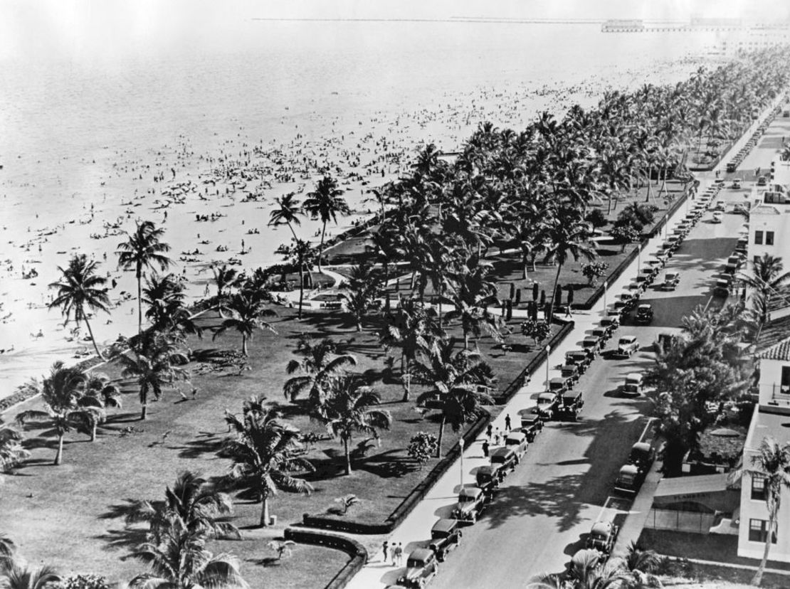 Foto de la década de 1930 que muestra el desarrollo de Bahía Biscayne con el Parque Lummus y la avenida Ocean Drive donde hay varios autos de lujos estacionados cerca de las playas de lo que hoy se conoce como Miami Beach.