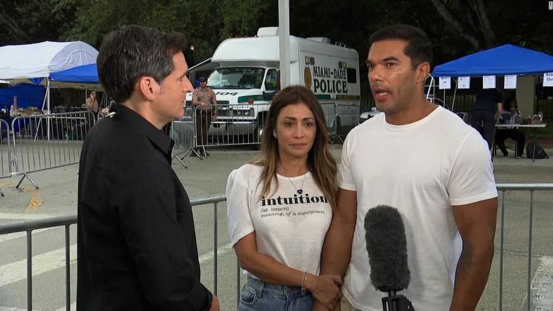 Fernanda Figueiredo y su pareja Erick de Moura, en diálogo con el periodista de CNN John Berman.