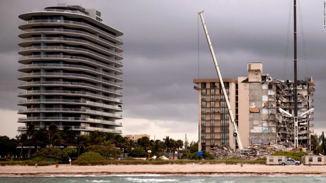 La torre de lujo conocida como Eighty Seven Park, a la izquierda, junto a las ruinas de Champlain Towers South.