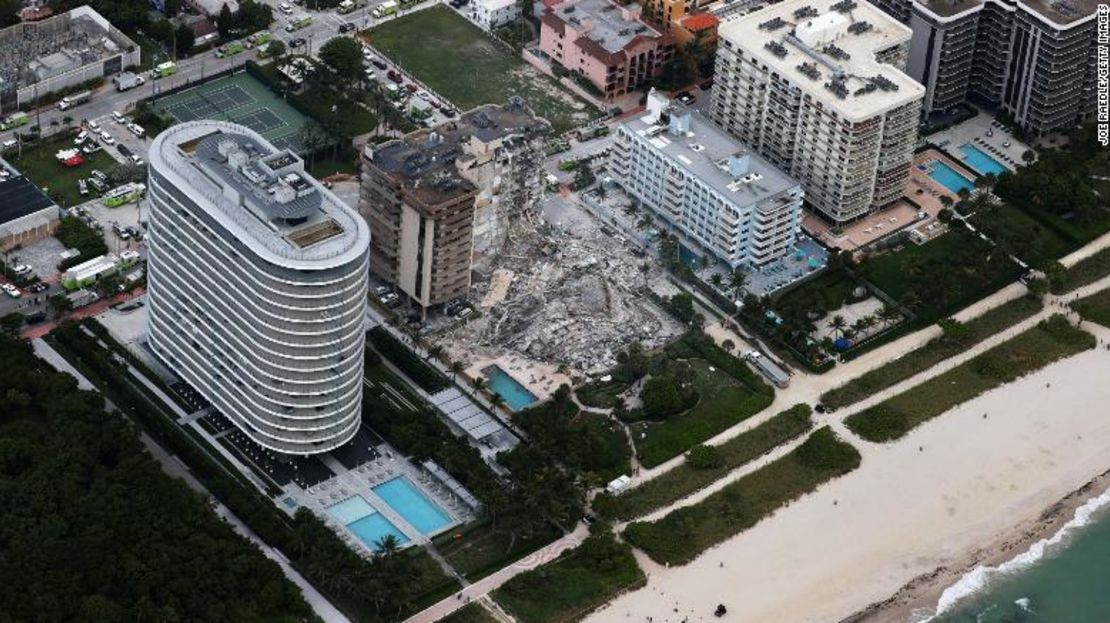 En esta vista aérea, el personal de búsqueda y rescate trabaja después del colapso parcial del edificio de condominios Champlain Towers South de 12 pisos. Eighty Seven Park está a la izquierda.