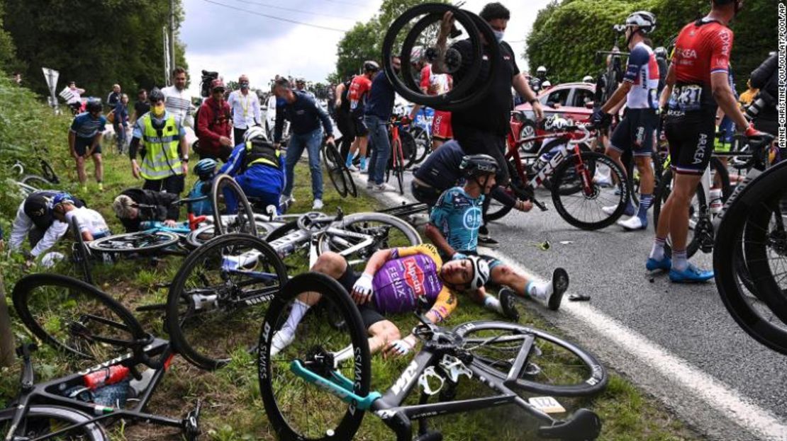 El italiano Kristian Sbaragli (izquierda) y el francés Bryan Coquard (derecha) yacen en el suelo después de chocar durante la primera etapa del Tour de Francia.