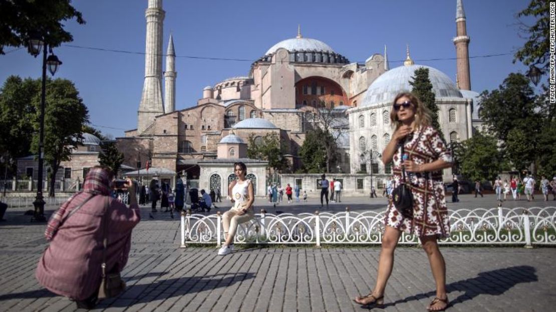 Los turistas toman fotografías frente a la mezquita de Santa Sofía en Estambul, Turquía, el 27 de junio. La reducción del turismo podría hacer que el desempleo aumente hasta en un 10%, según la Unctad.