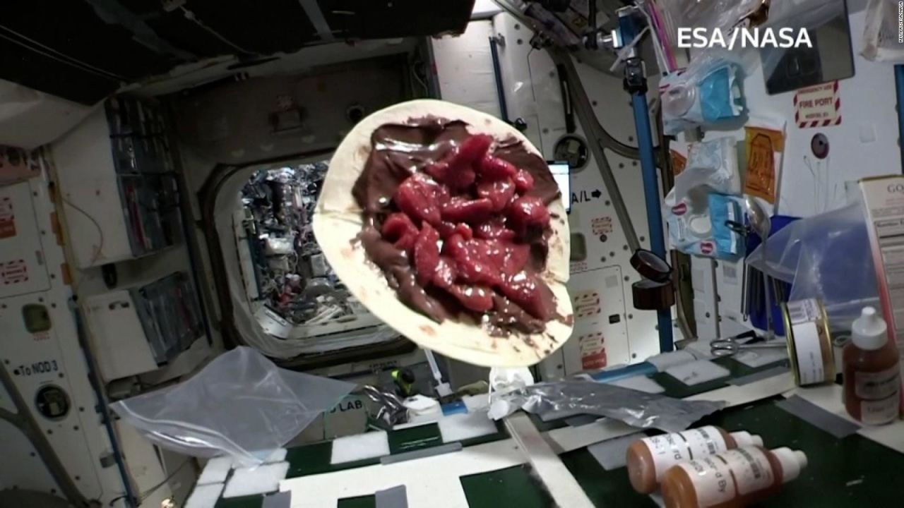 CNNE 1023873 - mira flotar este panqueque de fresas en el espacio