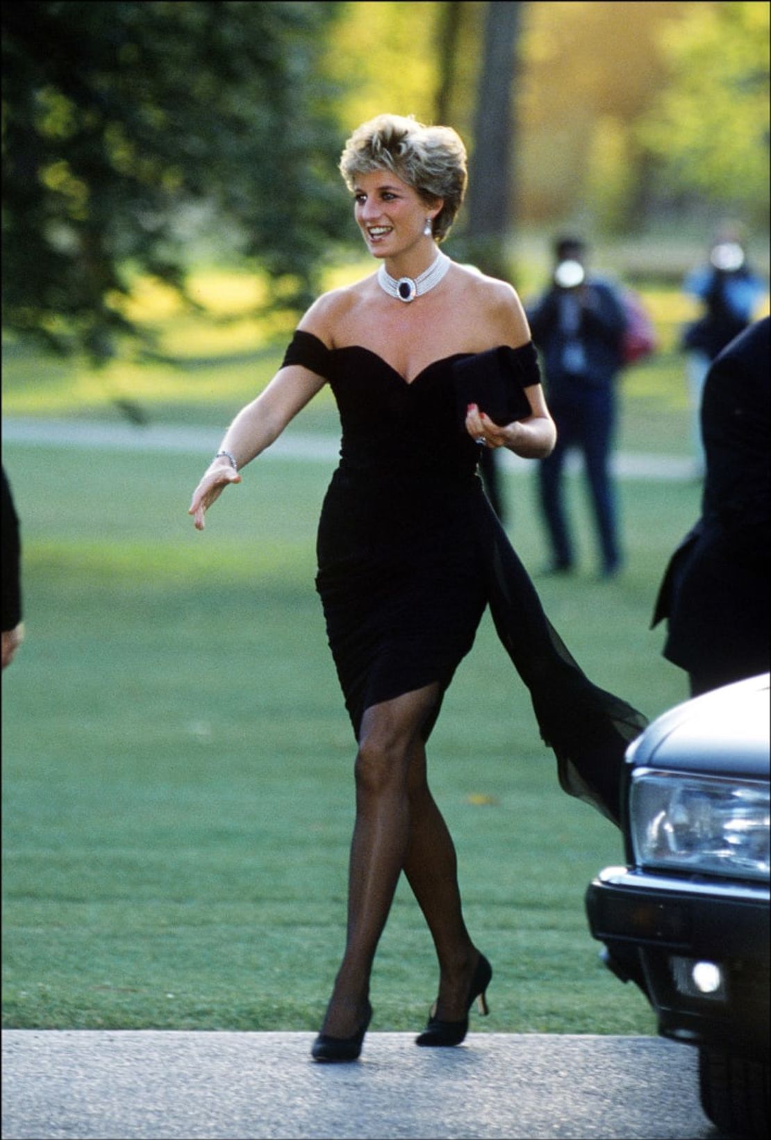 La princesa Diana con un vestido de Christina Stambolian apodado el "vestido de la venganza", ya que lo llevó el mismo día que el príncipe Carlos admitió su adulterio. Crédito: Jayne Fincher/Princess Diana Archive/Hulton Royals Collection/Getty Images