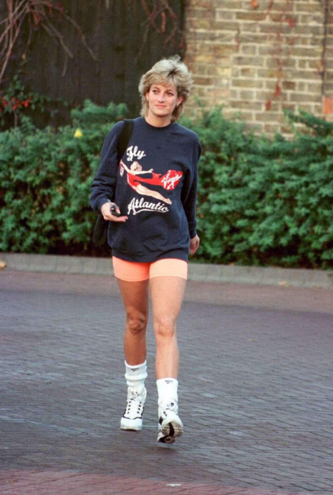 La princesa Diana con un suéter de Virgin Atlantic al salir del gimnasio. Crédito: Anwar Hussein/WireImage/Getty Images