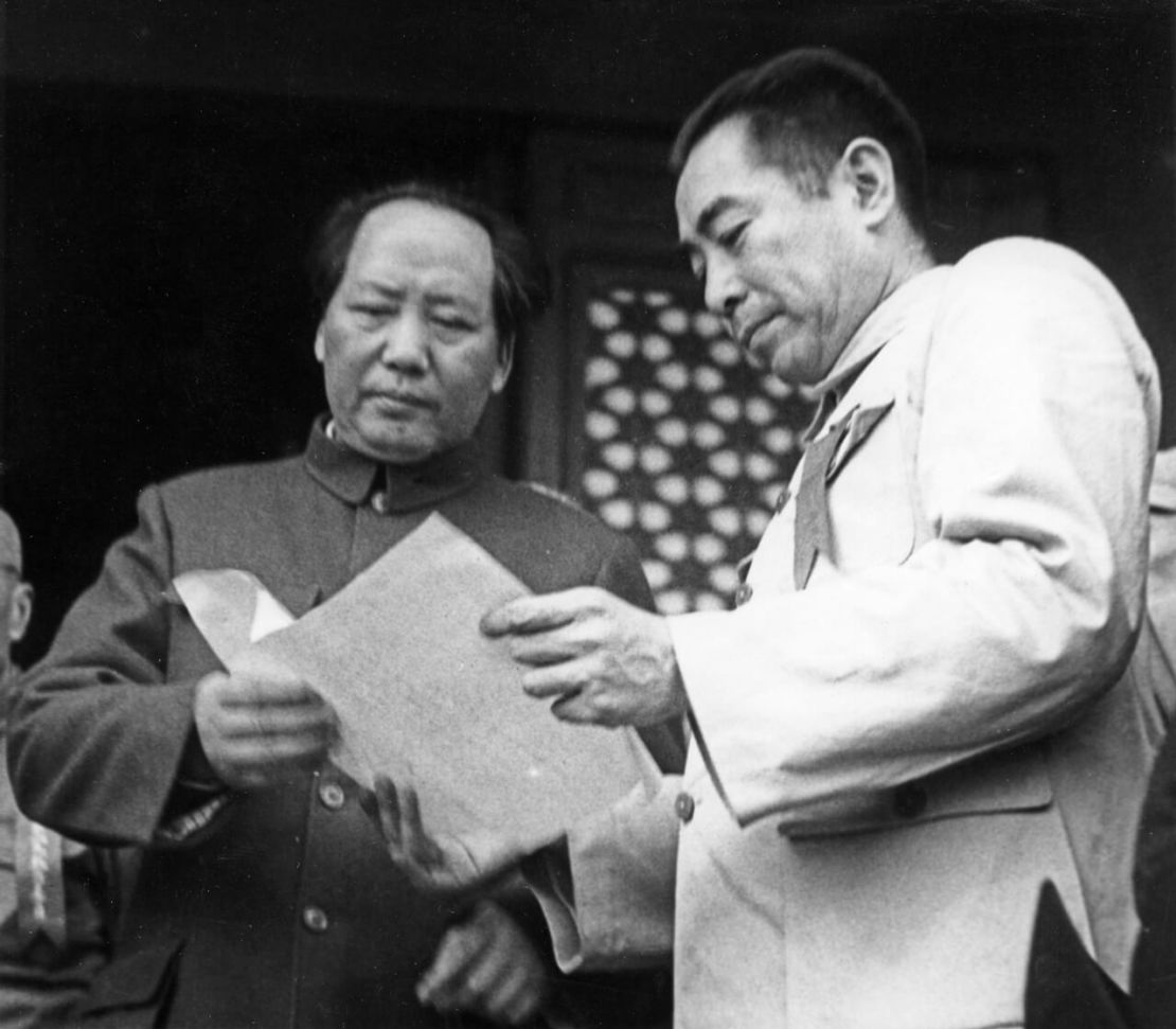 Mao Zedong (izquierda) pronuncia un discurso en la ceremonia de fundación de la República Popular China en la Plaza de Tiananmén en Beijing el 1 de octubre de 1949, acompañado de Zhou Enlai.