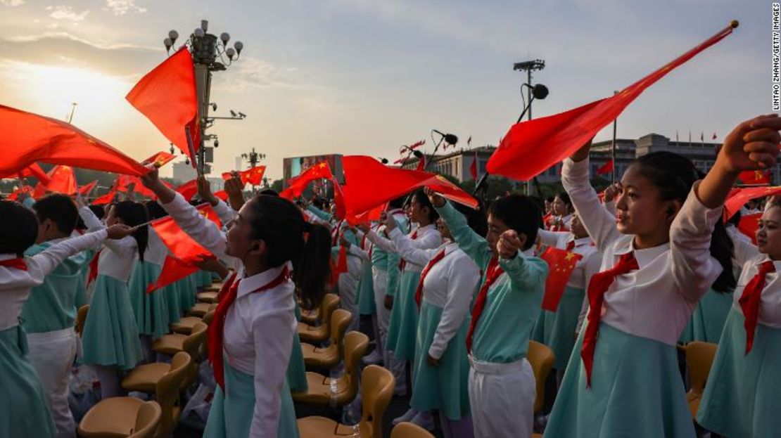 Estudiantes chinos de un coro actúan durante la celebración del centenario de la fundación del Partido Comunista Chino en la Plaza de Tiananmen el 1 de julio en Beijing, China.
