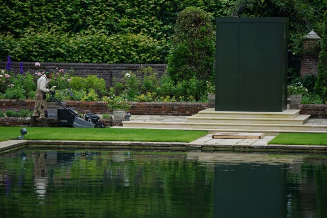 Un jardinero realiza los últimos preparativos del espacio antes de la inauguración de la estatua de Diana.