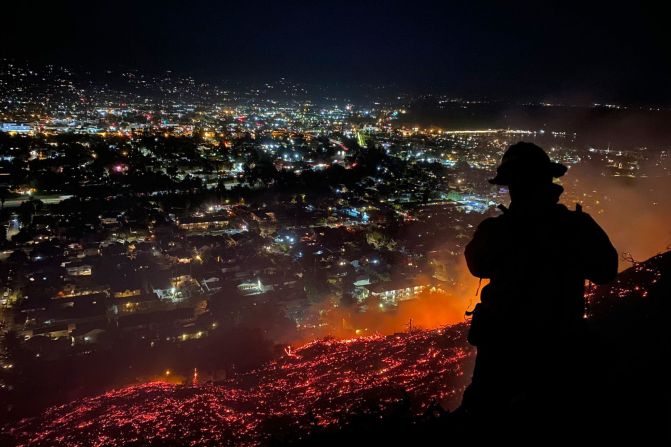 Bomberos luchan contra un incendio forestal en Santa Bárbara, California, el 21 de mayo.