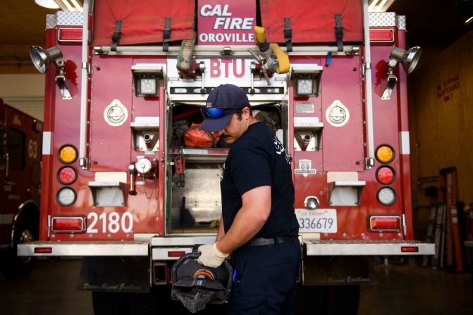 Un bombero inspecciona el equipo en un motor Tipo 3 diseñado para la extinción de incendios terrestres en una estación en Oroville, California, el 26 de mayo.
