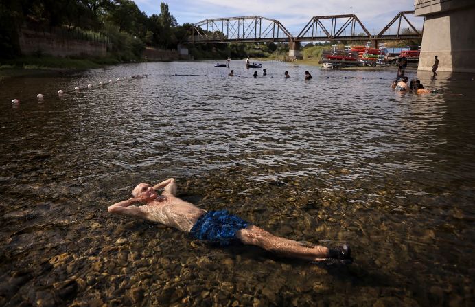 Gerry Huddleston se refresca en las aguas poco profundas del Russian River en Healdsburg, California, el 16 de junio.