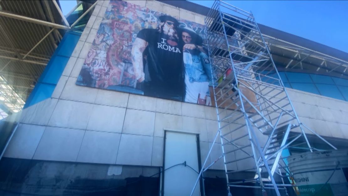 El mural de Salvatore Benintende en el aeropuerto de Roma.