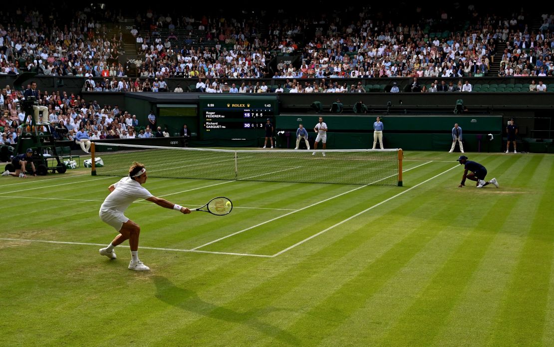 El suizo Roger Federer se enfrenta al francés Richard Gasquet durante el partido de la segunda ronda de individuales masculinos en el cuarto día del Campeonato de Wimbledon 2021