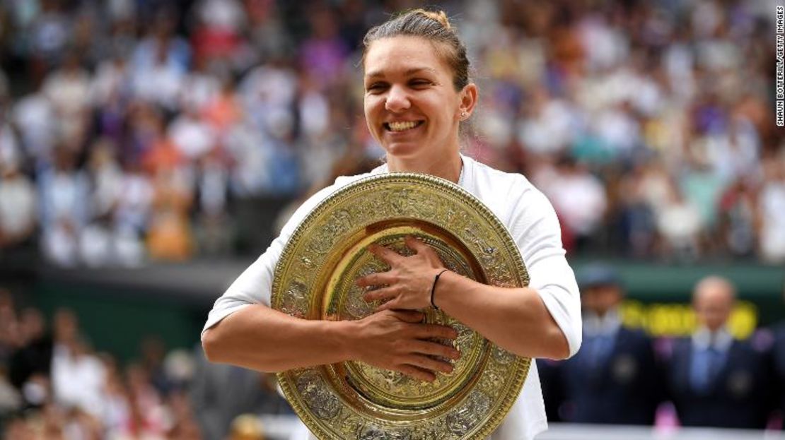 Simona Halep de Rumania posa para una foto con el trofeo después de ganar la final femenina individual contra Serena Williams de Estados Unidos durante el día doce del Campeonato - Wimbledon 2019 en All England Lawn Tennis and Croquet Club el 13 de julio de 2019, en Londres. , Inglaterra.