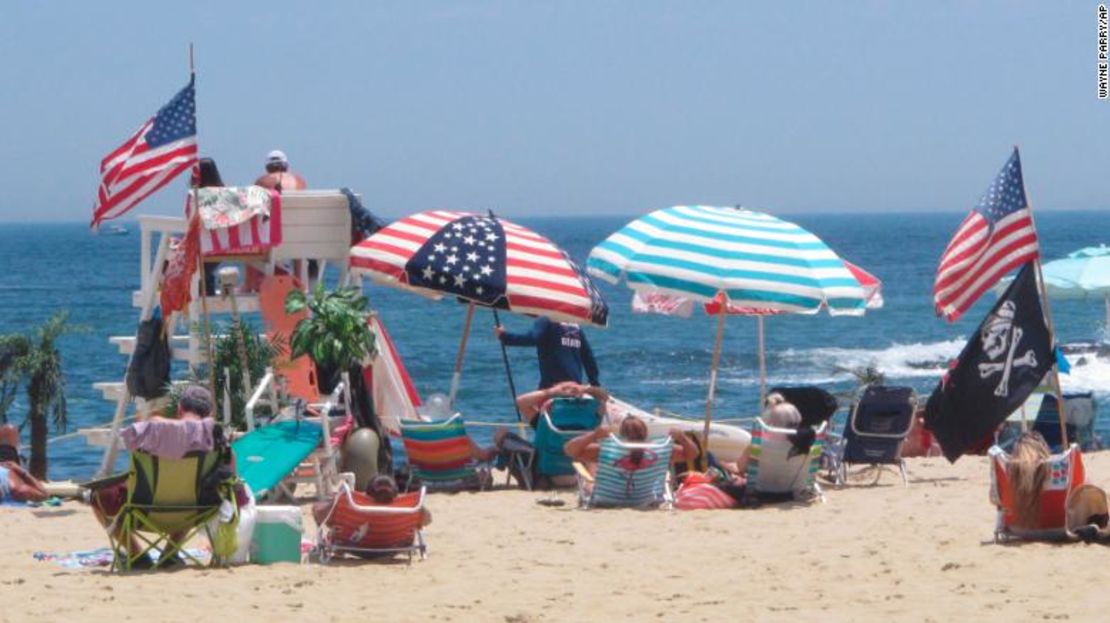 Las banderas se alinean en la playa de Belmar, Nueva Jersey, el 28 de junio de 2020. Las familias que se reúnen para el fin de semana del 4 de julio pueden poner en práctica estos consejos de seguridad.