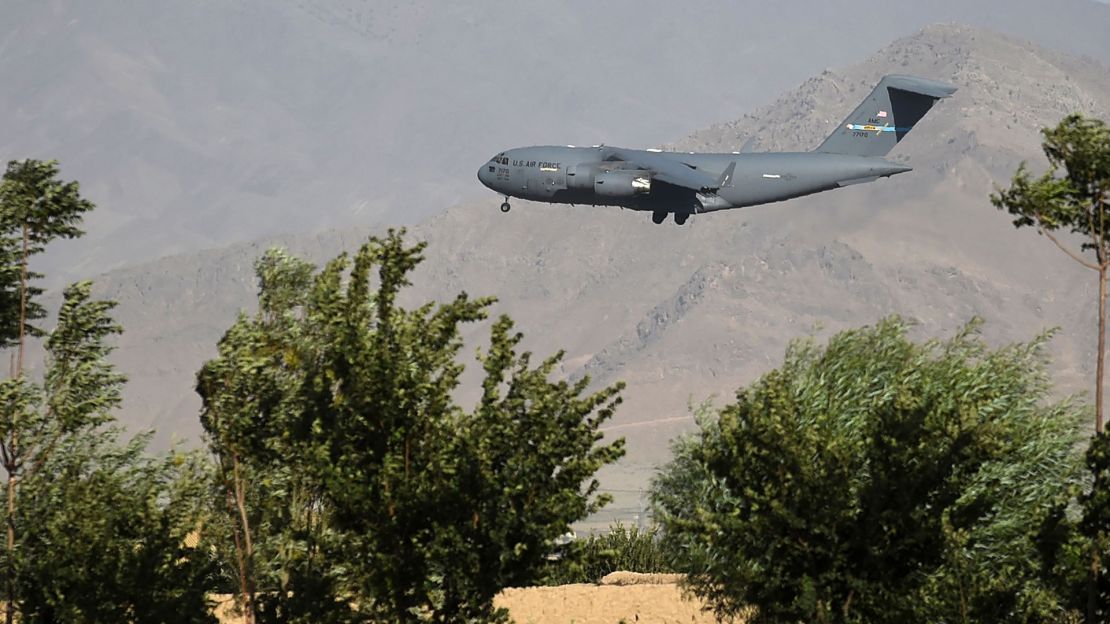 Un Boeing C-17 Globemaster III de EE.UU. despega de la base Bagram, en Afganistán.