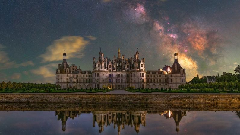 Este castillo en Chambord, Centre-Val de Loire, Francia, tenía intervalos de iluminación con una pausa de un minuto cada 15 minutos. Durante las pausas, el fotógrafo disparaba, tratando de obtener la mayor cantidad de imágenes posible. Mientras lo procesaba, tuvo que tratar de imitar el reflejo debido al retraso de tiempo causado por las luces del castillo. Benjamin Barakat