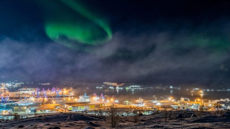 El fotógrafo pudo capturar la aurora boreal sobre la bahía de Kola en Murmansk, Rusia, después de varios intentos y muchas horas de espera. Vitaliy Novikov