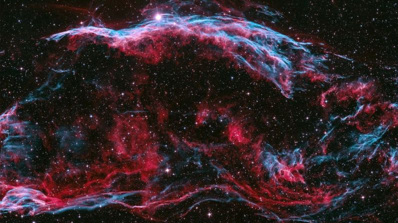 El complejo de la Nebulosa del Velo es el remanente de una explosión de supernova gigante, y esta imagen muestra solo una parte del complejo como toda la nebulosa tiene alrededor de seis veces el diámetro de la luna llena. Peéter Feltóti