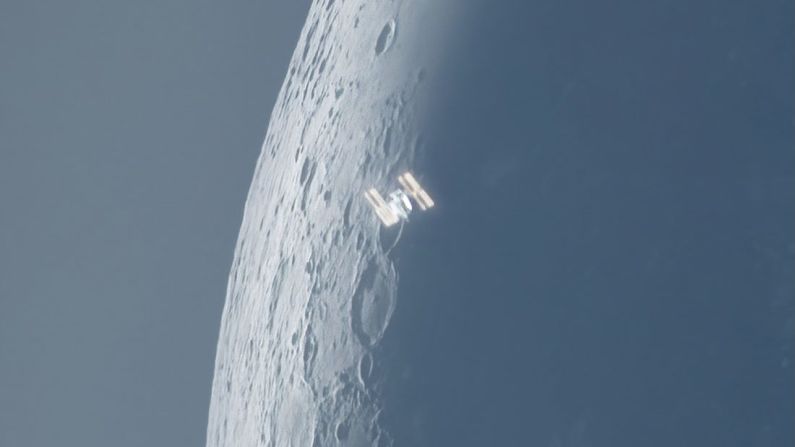Esta imagen, tomada con dos cámaras y dos telescopios, muestra la Estación Espacial Internacional en tránsito por una luna menguante muy delgada durante el día. Andrew McCarthy