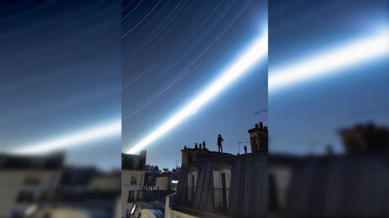 Estos techos dan al piso del fotógrafo en el centro de París, y la imagen sigue la trayectoria de la luna. Rémi Leblanc Messager