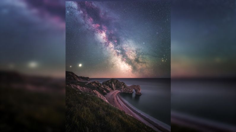 La Vía Láctea se eleva sobre Durdle Door, en el sur de Inglaterra, y Saturno y Júpiter también se pueden ver a la izquierda del cuadro. Anthony Sullivan