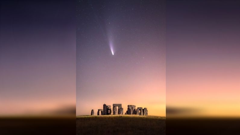 Se puede ver el cometa NEOWISE pasando sobre Stonehenge en el Reino Unido. Rushforth