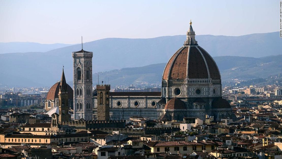 Italia prohíbe las caminatas nocturnas en Florencia para evitar aglomeraciones.