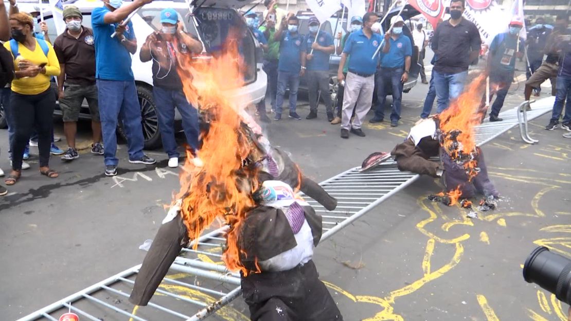 Protestas fuera del Palacio Legislativo durante el discurso el presidente Cortizo en Panamá.