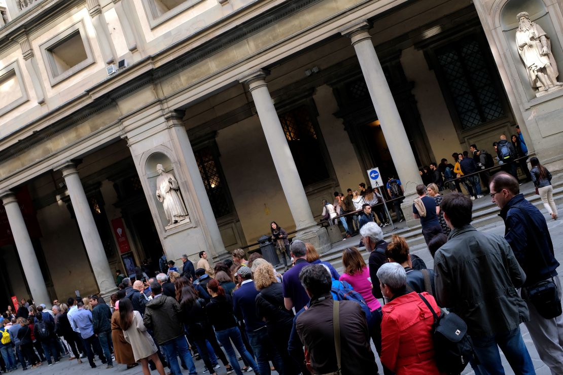 Los turistas que comen y beben en el patio de los Uffizi están arruinando el edificio histórico, dice el director Eike Schmidt.