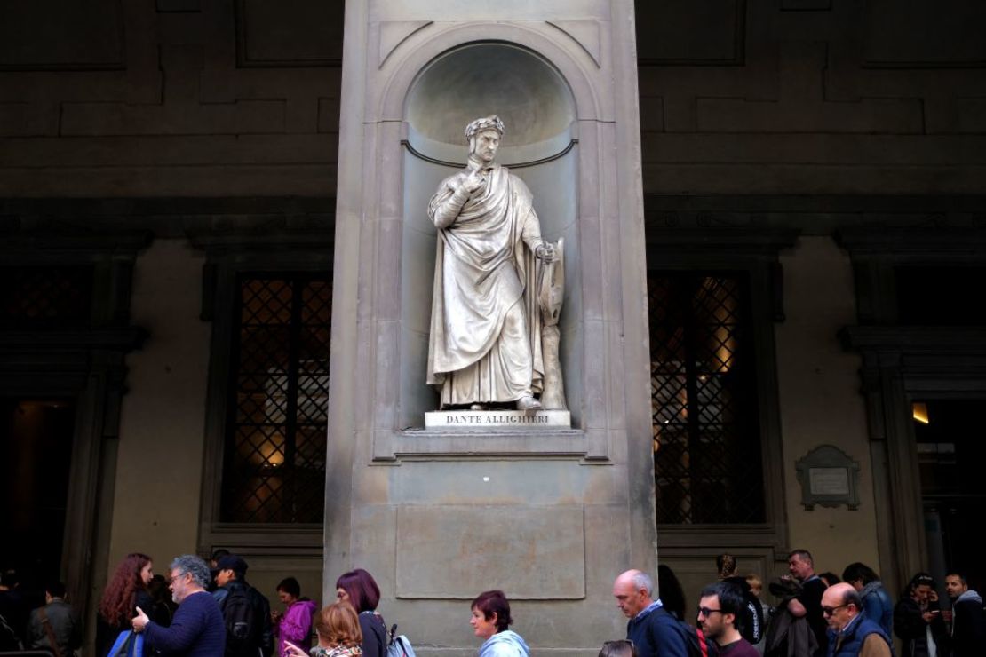 Turistas forman fila para entrar en las galerías Uffizi en Florencua.