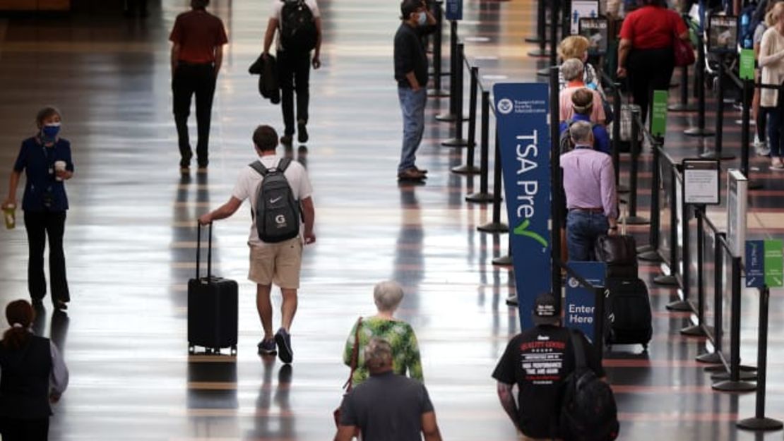 Los viajes en avión han aumentado de cara a la ajetreada temporada de verano.Créditos: Alex Wong/Getty Images