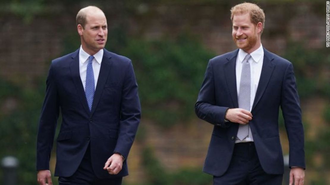 El príncipe William, a la izquierda, y el príncipe Harry, a la derecha, llegan para la inauguración de una estatua de su madre, la princesa Diana, en el Jardín Hundido del Palacio de Kensington.