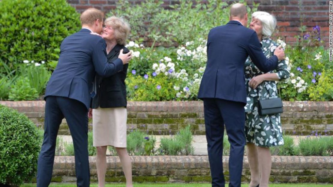 Los príncipes saludaron calurosamente a sus tías Lady Sarah McCorquodale y Lady Jane Fellowes en el evento familiar.