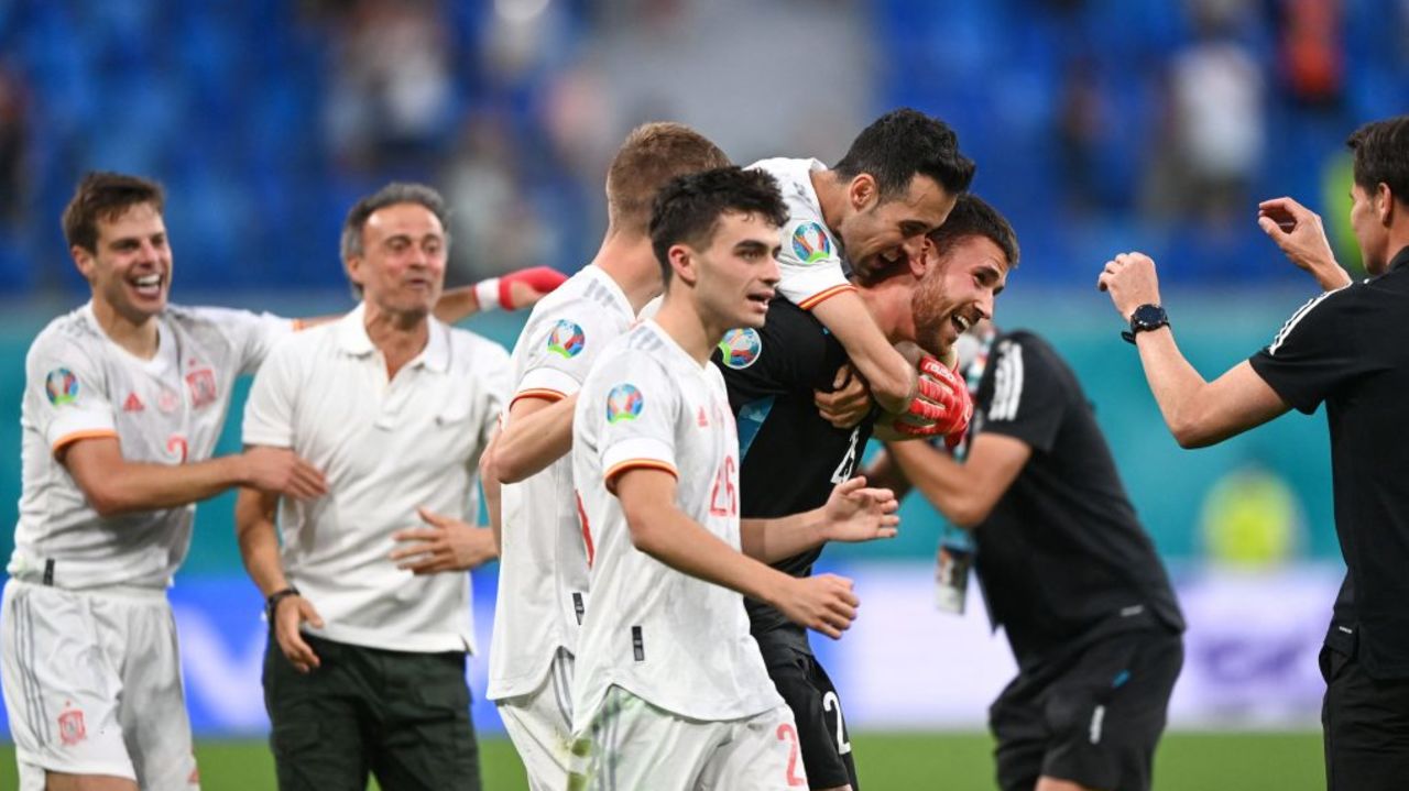 Spain's players celebrate after winning the penalty shootout during the UEFA EURO 2020 quarter-final football match between Switzerland and Spain at the Saint Petersburg Stadium in Saint Petersburg on July 2, 2021. (Photo by Kirill KUDRYAVTSEV / POOL / AFP)