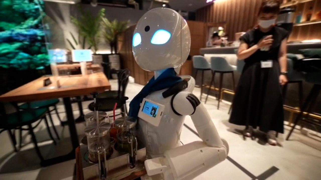 CNNE 1025357 - cafe de tokio combina robots e inclusion