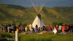 Cientos de personas se reúnen para una vigilia en un campo donde se descubrieron restos humanos en una antigua escuela residencial indígena en la Primera Nación Cowessess en Saskatchewan el 26 de junio de 2021.