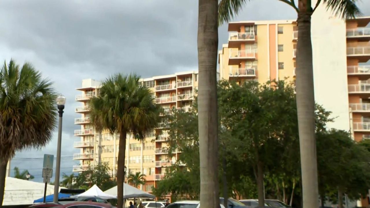 CNNE 1025538 - evacuan edificio en north miami beach